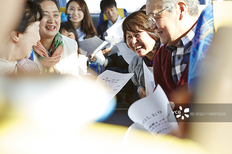 多人乘坐公交旅行微笑图片素材