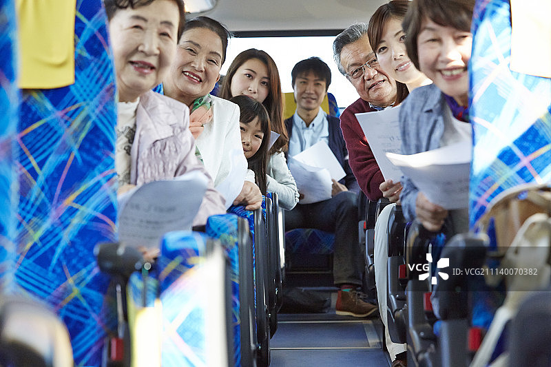 多人乘坐公交旅行巴士旅游图片素材