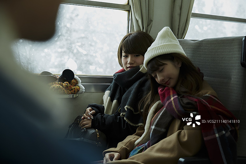 冬季女性朋友图片素材