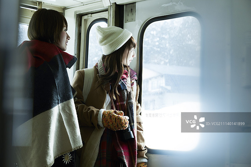 雪景中的女人图片素材