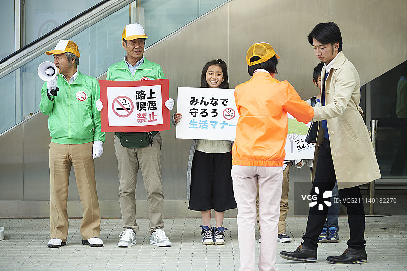 吸烟敬烟老年人图片素材