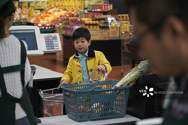 男孩们购物图片素材
