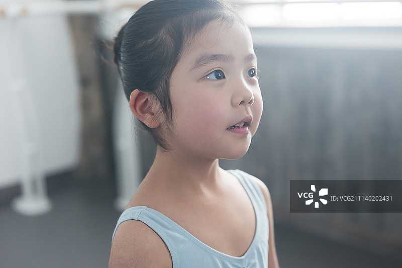 孤独的芭蕾女孩图片素材