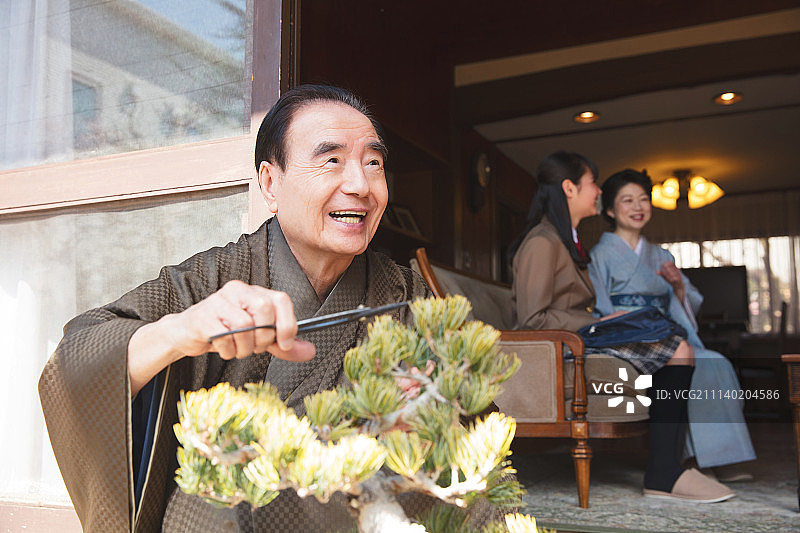 祖父与家人图片素材