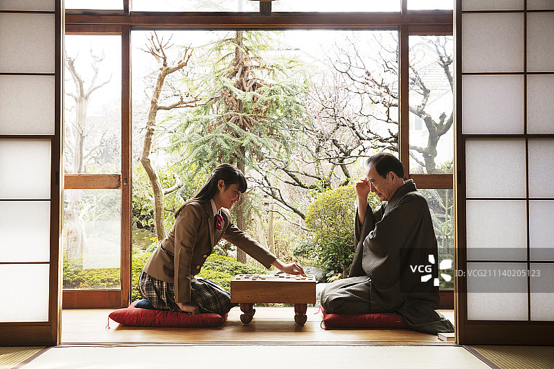 祖父和孙子/孙女下象棋图片素材