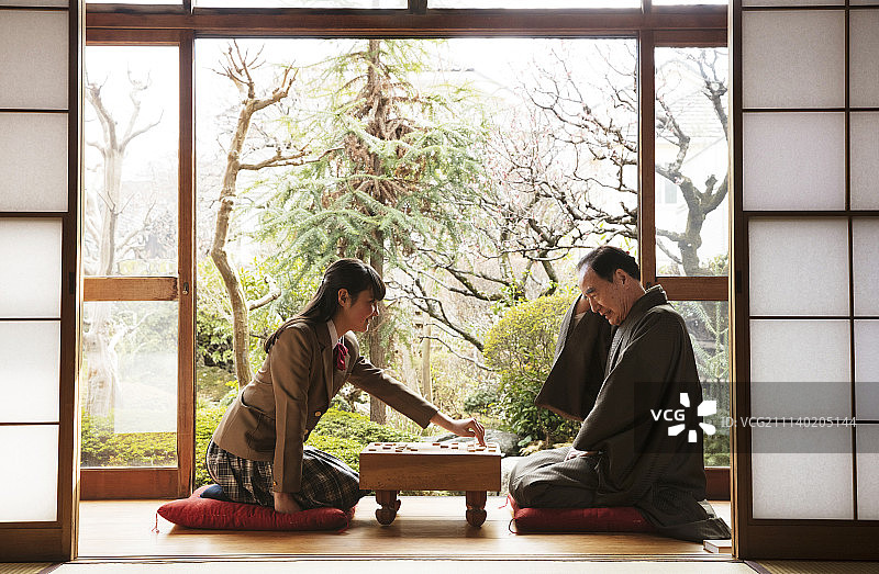 祖父和孙子/孙女下象棋图片素材