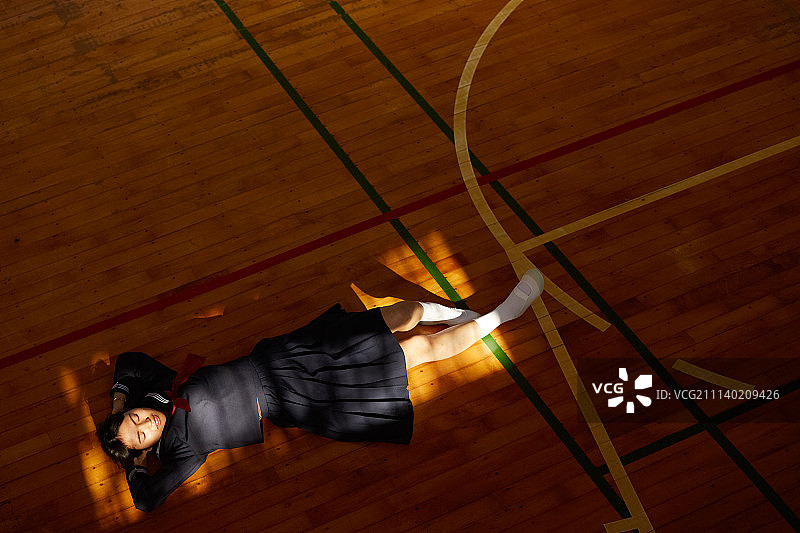 在健身房锻炼的小学女生图片素材