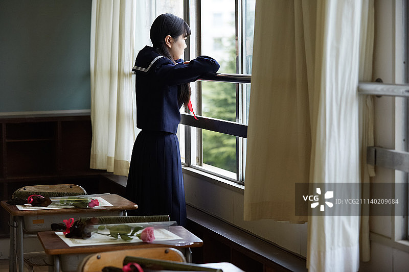 少女毕业教室图片素材