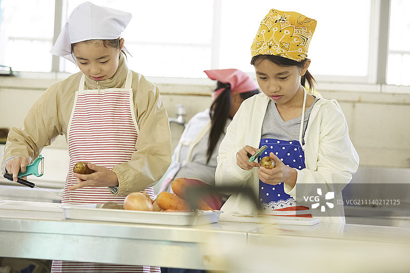 小学生烹饪食物图片素材