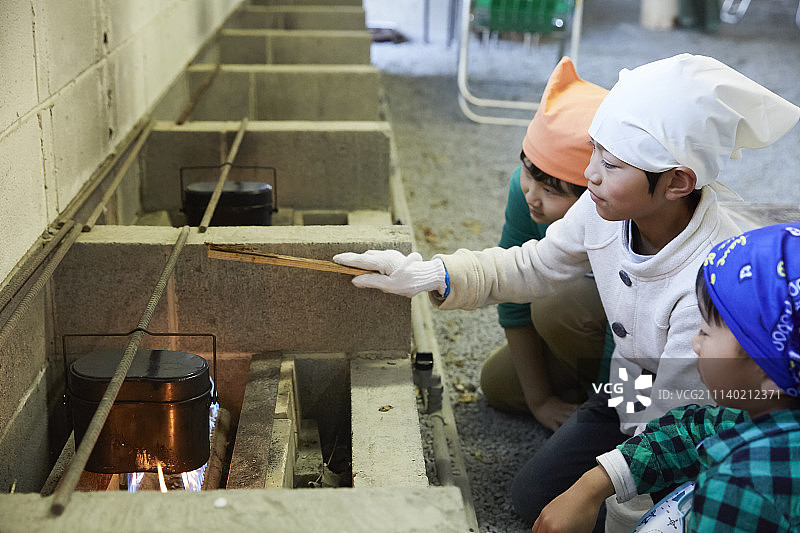 小学生男孩图片素材