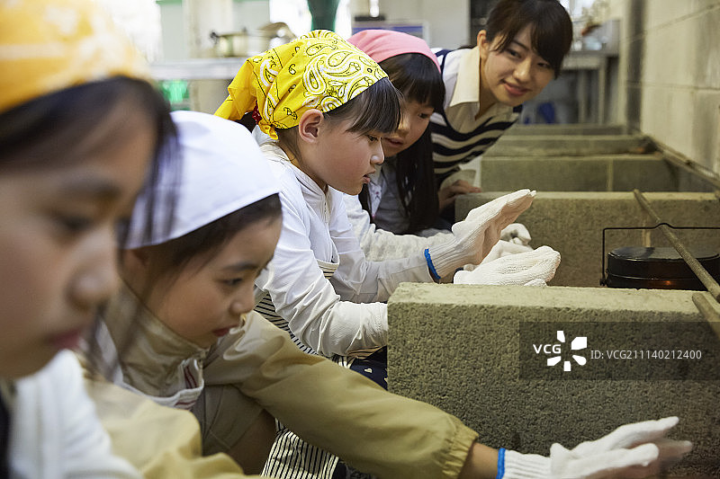 小学生烹饪食物图片素材