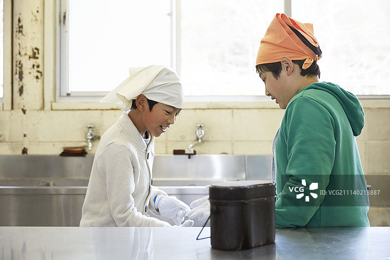 小学生男人烹饪图片素材