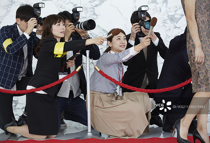 记者与女演员数据收集图片素材