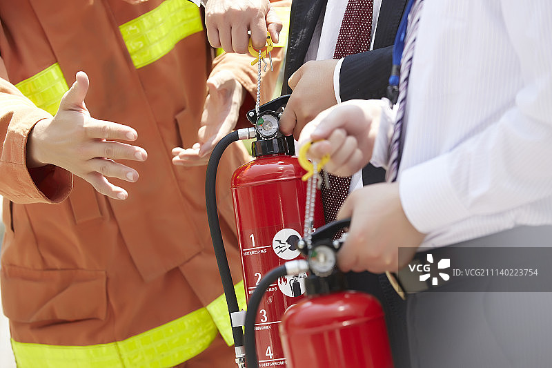消防员使用灭火器训练图片素材