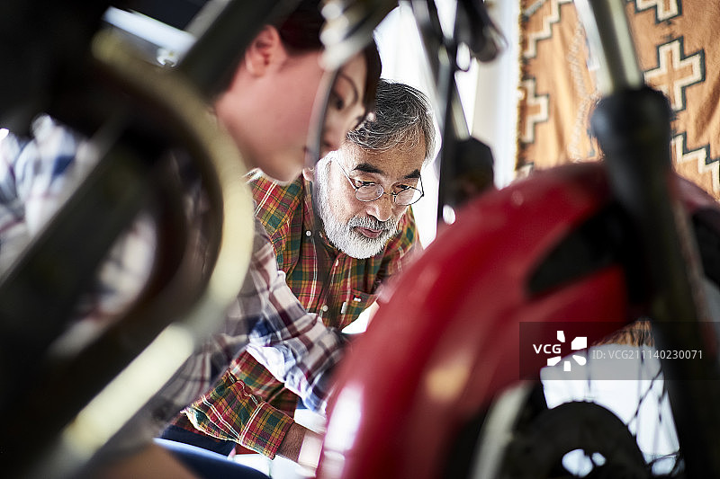 祖孙骑自行车图片素材