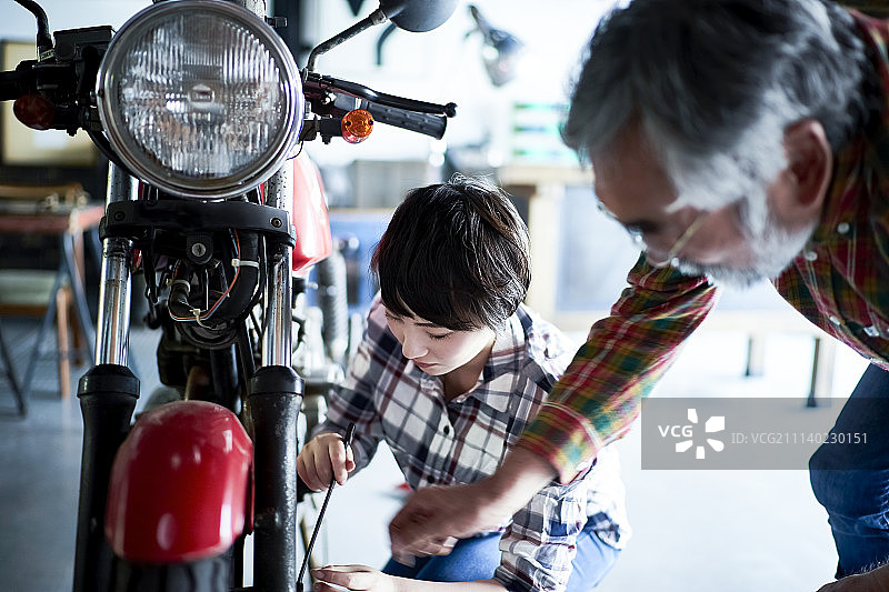 祖父和自行车图片素材
