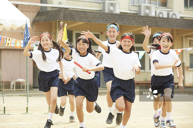 运动会上的小学生图片素材