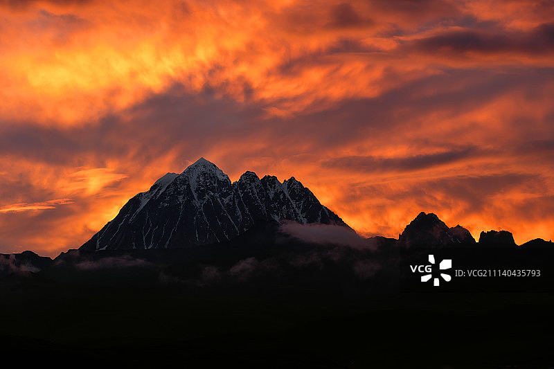 日出雅拉雪山图片素材