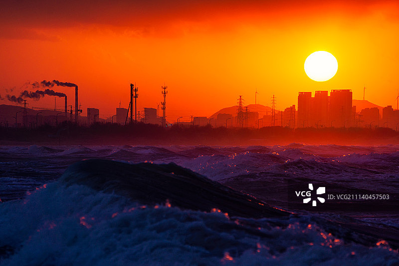 日落时分波涛汹涌的海面图片素材