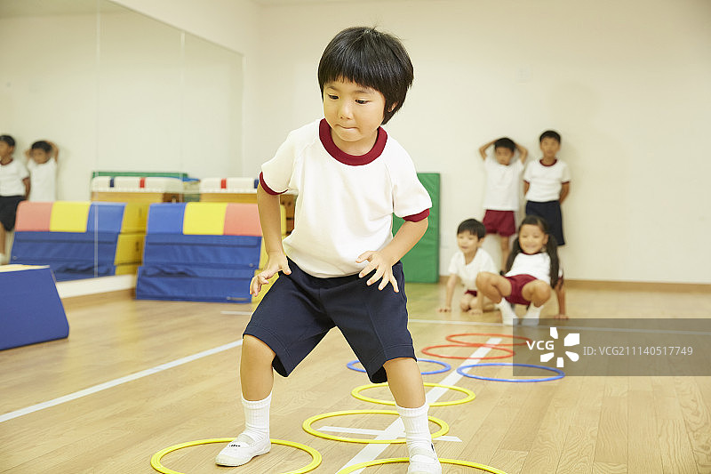 小学生男孩图片素材