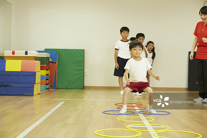 小学生男孩图片素材