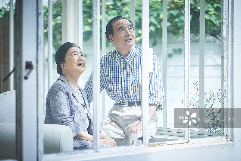 老年夫妇拥抱靠近图片素材