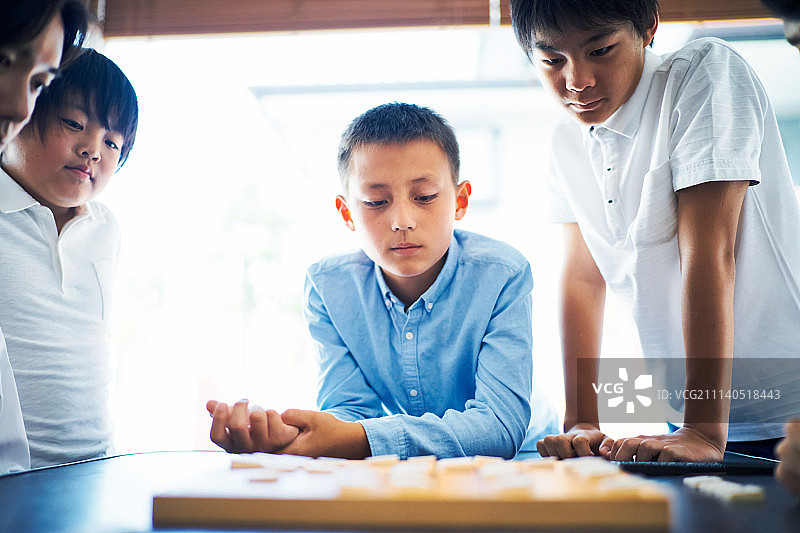 男孩们下将棋图片素材