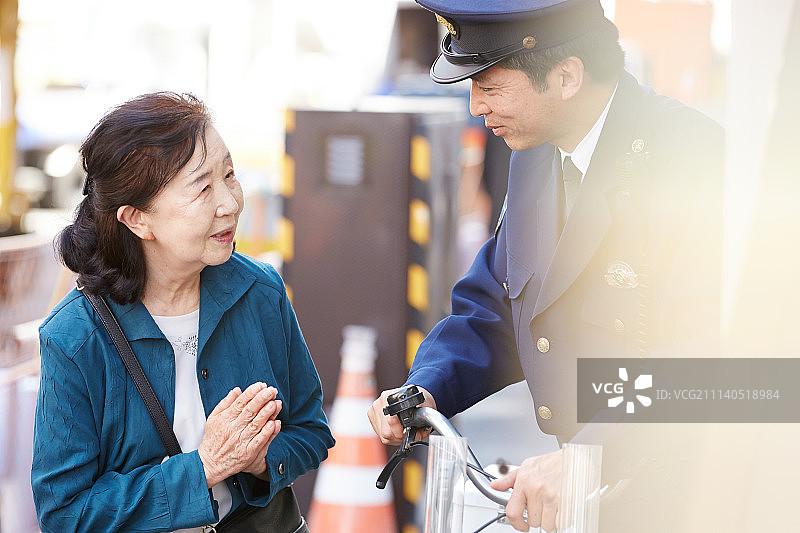 年长警察谈话图片素材