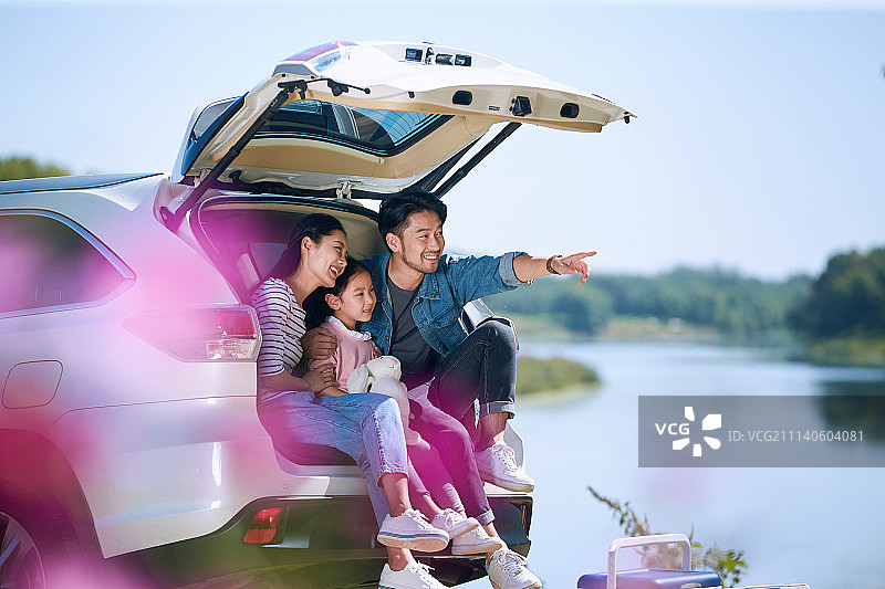 幸福家庭户外郊游图片素材