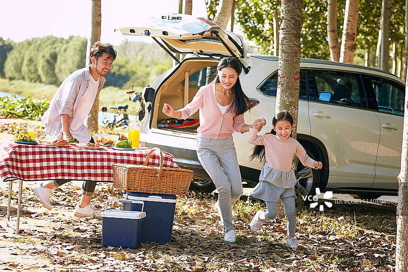 幸福家庭户外郊游图片素材