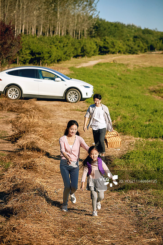 幸福家庭户外郊游图片素材