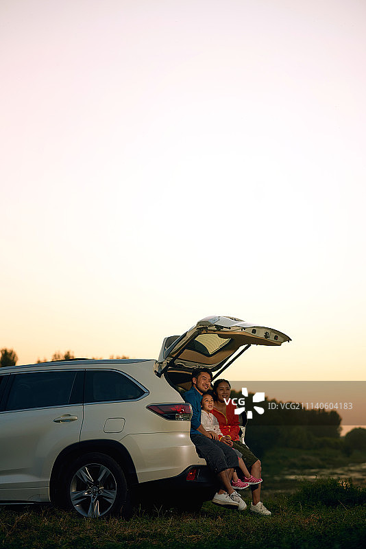 幸福家庭户外郊游图片素材