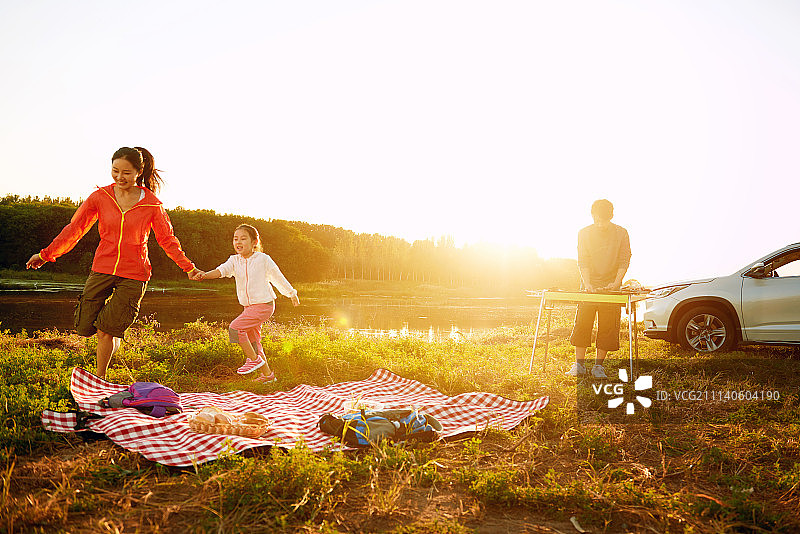 幸福家庭户外野餐图片素材
