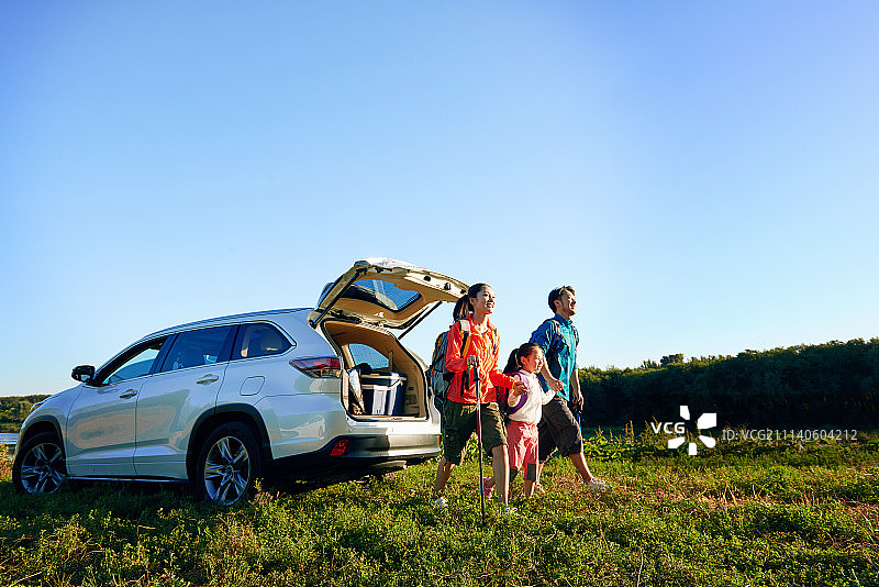 幸福家庭户外郊游图片素材