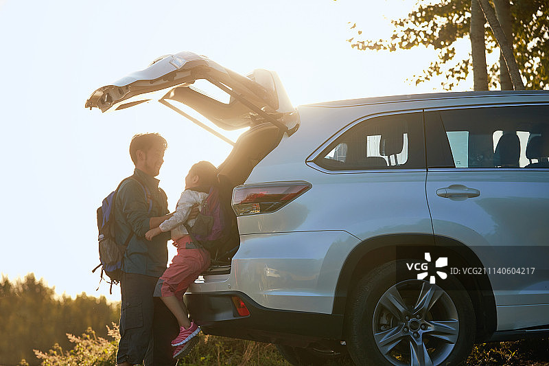 幸福家庭户外郊游图片素材