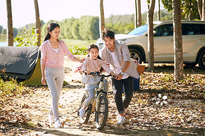 幸福家庭户外郊游图片素材