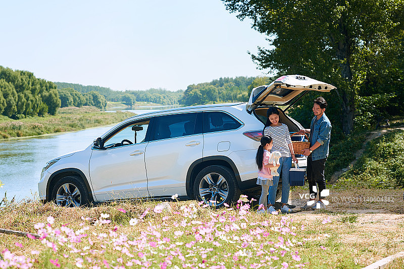 幸福家庭户外郊游图片素材