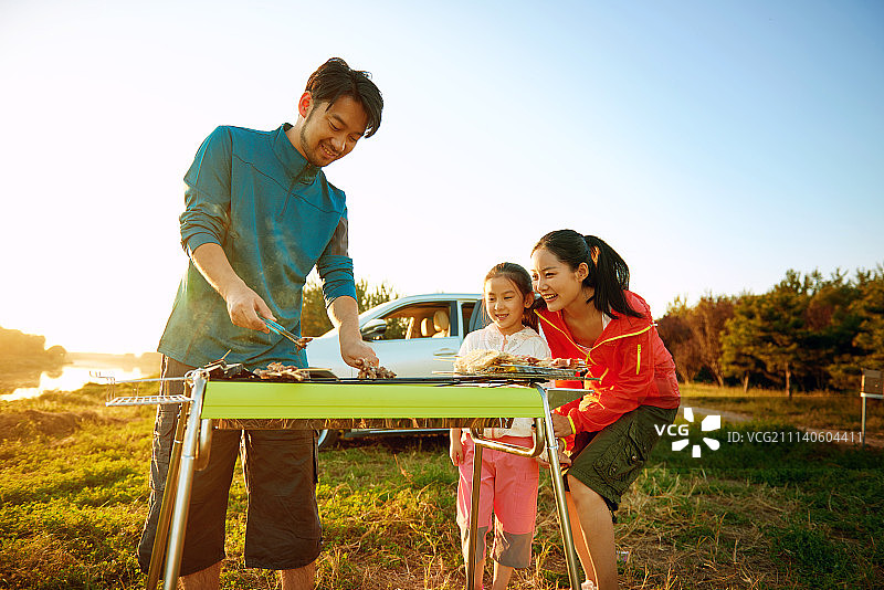 幸福家庭户外野餐图片素材