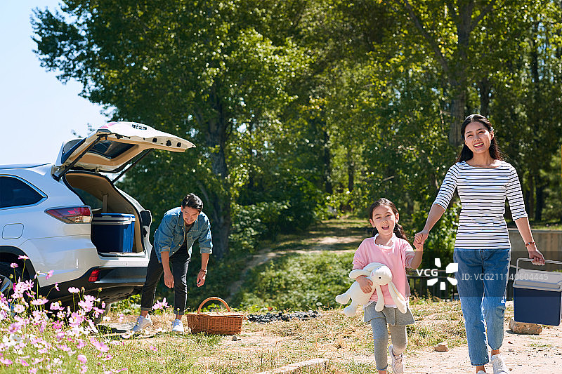 幸福家庭户外郊游图片素材