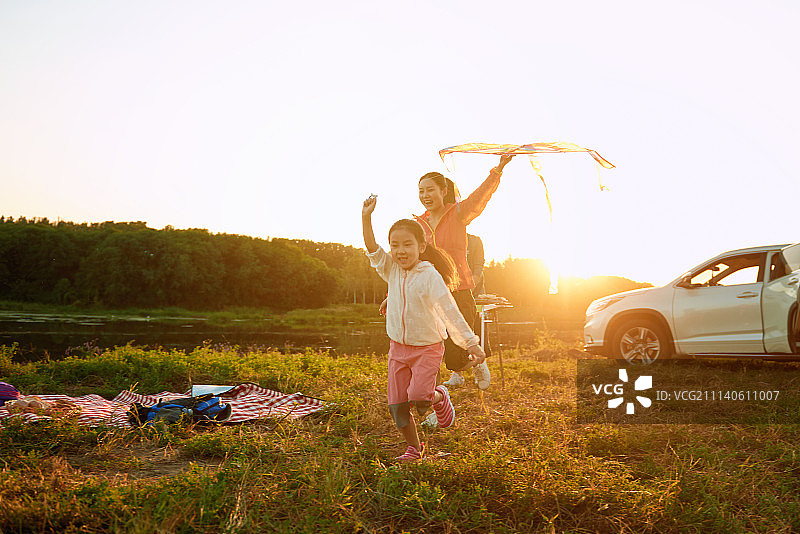 幸福家庭户外野餐图片素材