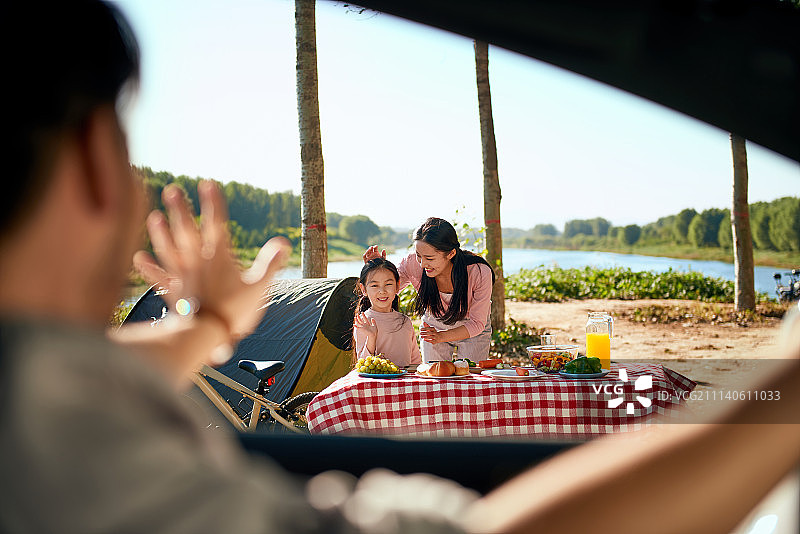 幸福家庭户外郊游图片素材