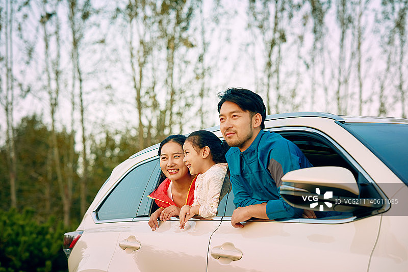 幸福家庭驾车出游图片素材