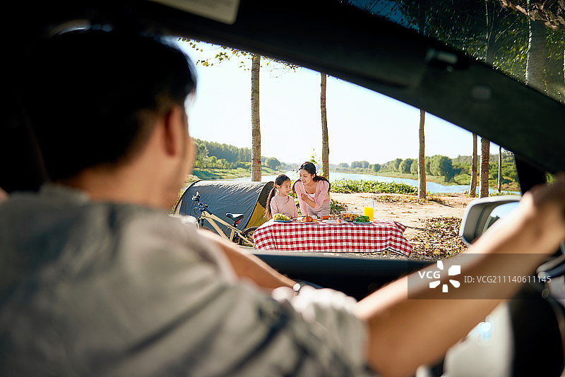 幸福家庭户外郊游图片素材