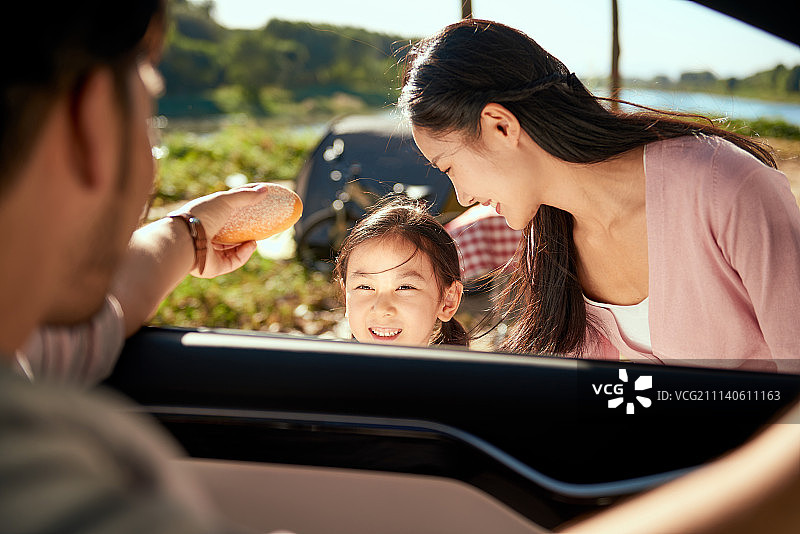 幸福家庭户外郊游图片素材