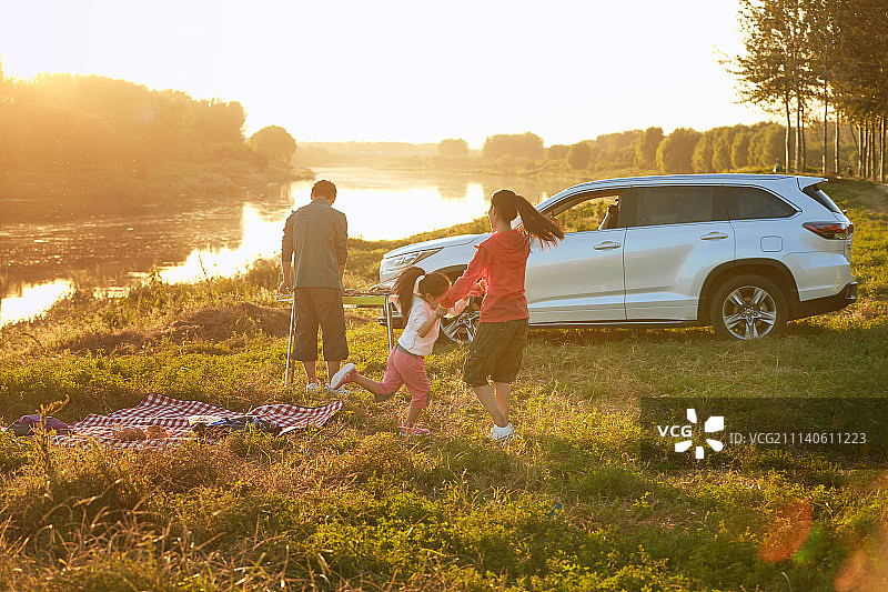 幸福家庭户外野餐图片素材