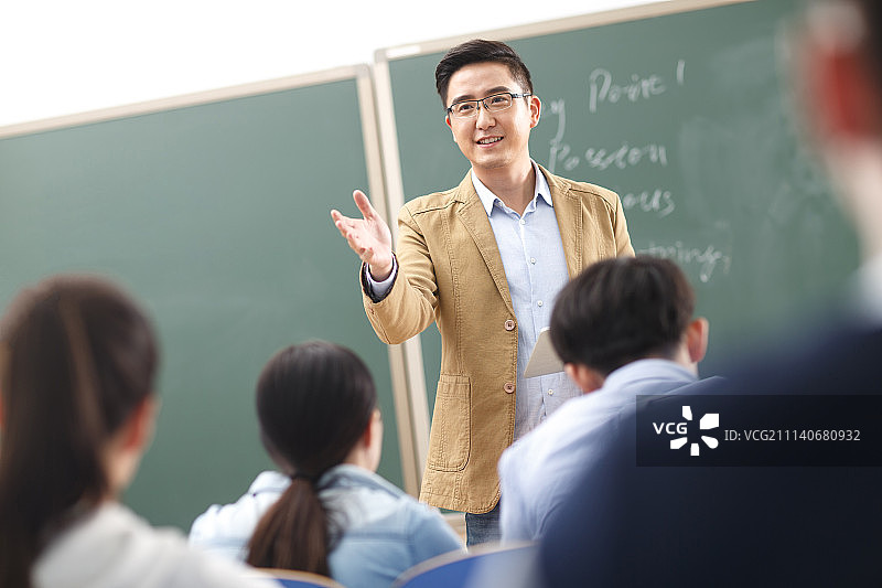 老师和学生在教室里上课图片素材