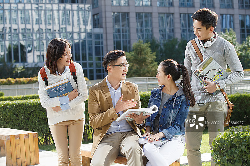 老师和学生交谈图片素材