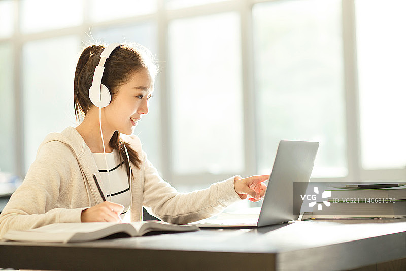 青年大学生在教室里使用电脑图片素材