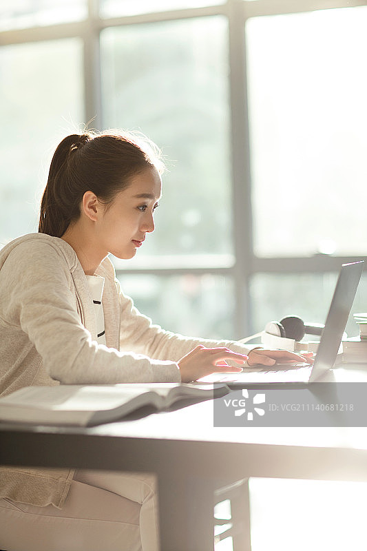 青年大学生在教室里学习图片素材