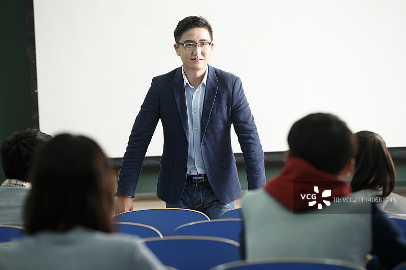 老师和学生在教室里上课图片素材